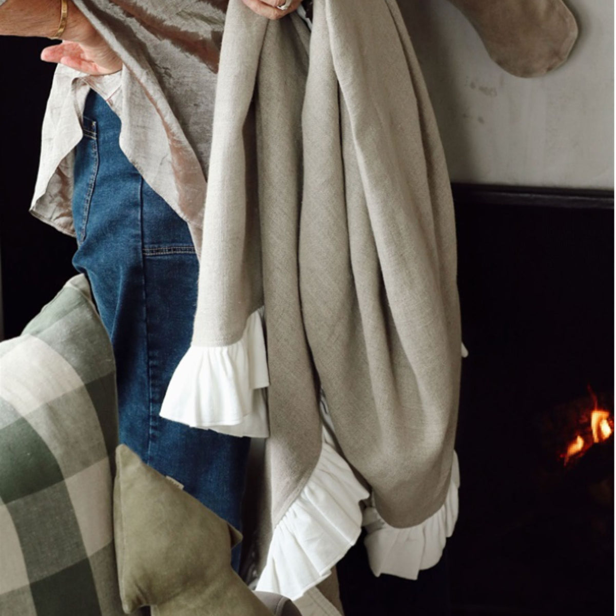Velvet Ruffle Linen Throw